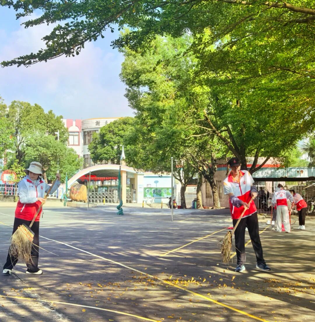 台山市培正小学持续推进“两清一灭”爱国卫生统一行动，教师在校园清扫落叶垃圾，清理积水，全面整治卫生死角，全力以赴筑牢防疫攻坚战。.jpg
