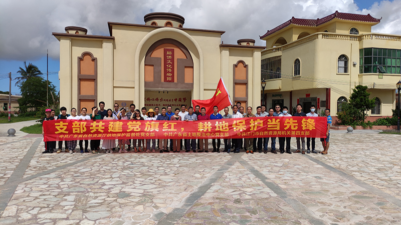 200826“支部共建党旗红，耕地保护当先锋” (6).jpg