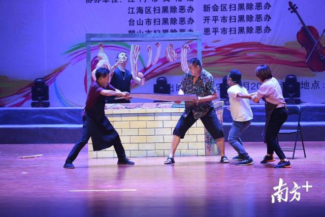 在粤剧小戏《肉霸覆没记》中,老乔的猪肉档遭到“肉霸”打砸。杨兴乐摄 在粤剧小戏《肉霸覆没记》中,老乔的猪肉档遭到“肉霸”打砸。杨兴乐摄