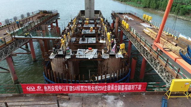 9月19日,西江特大桥29#主墩承台钢套箱顺利下放.JPG 图片