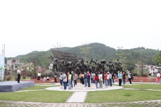 230412江门市自然资源局妇委会开展“巾帼心向党,奋进新征程”三八妇女活动 (1).jpg