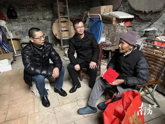 胡正刚(左一)。 图片