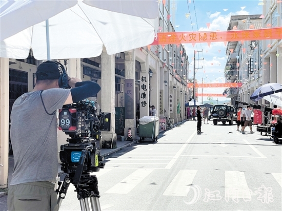 台山市得天独厚的外景资源为影视拍摄提供了广阔空间,骑楼老街、侨乡建筑以及海滨风光可谓是“天然摄影棚”,成为影视作品的独特背景。 台山市得天独厚的外景资源为影视拍摄提供了广阔空间,骑楼老街、侨乡建筑以及海滨风光可谓是“天然摄影棚”,成为影视作品的独特背景。