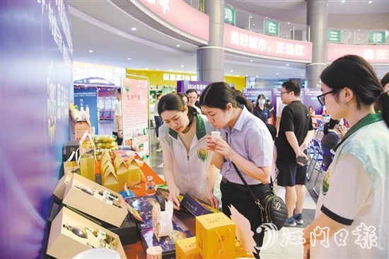 启动仪式现场,“恩平优品”展区吸引不少市民驻足。 启动仪式现场,“恩平优品”展区吸引不少市民驻足。
