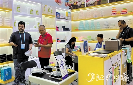 台山参展企业现场展位人气高涨,洽谈活跃。 台山参展企业现场展位人气高涨,洽谈活跃。