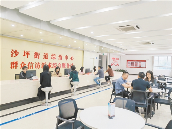 鹤山集成部门资源,发挥各自优势,形成强大合力,建成统一的综治服务平台,实现矛盾纠纷快速化解。图为沙坪街道综治中心。 鹤山集成部门资源,发挥各自优势,形成强大合力,建成统一的综治服务平台,实现矛盾纠纷快速化解。图为沙坪街道综治中心。