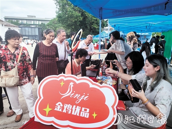 活动现场吸引不少游客围观。