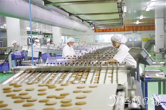 在嘉士利公司的生产车间，大型机械设备运行有条不紊，生产流程已基本实现自动化。