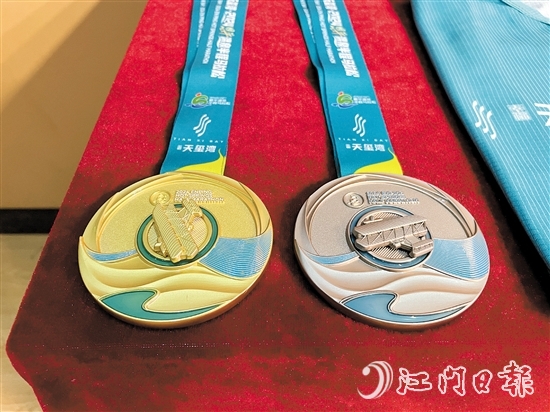 奖牌设计巧妙融合“冯如一号”飞机、锦江河流和温泉等元素,展现恩平的独特魅力。 奖牌设计巧妙融合“冯如一号”飞机、锦江河流和温泉等元素,展现恩平的独特魅力。