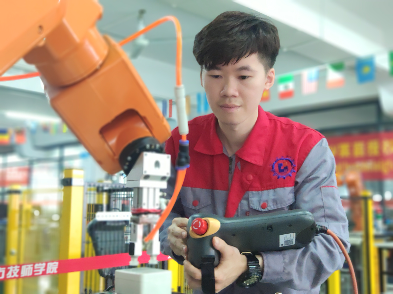 江门市技师学院王健锋老师在项目研发攻关设备调试.png