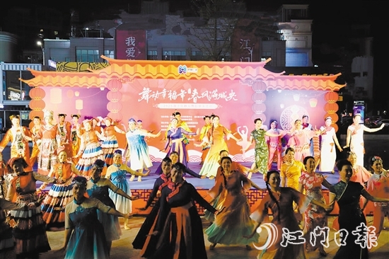 群众舞蹈队伍轮番登场,带来民族舞、古典舞、秧歌等节目,表演精彩纷呈。 群众舞蹈队伍轮番登场,带来民族舞、古典舞、秧歌等节目,表演精彩纷呈。