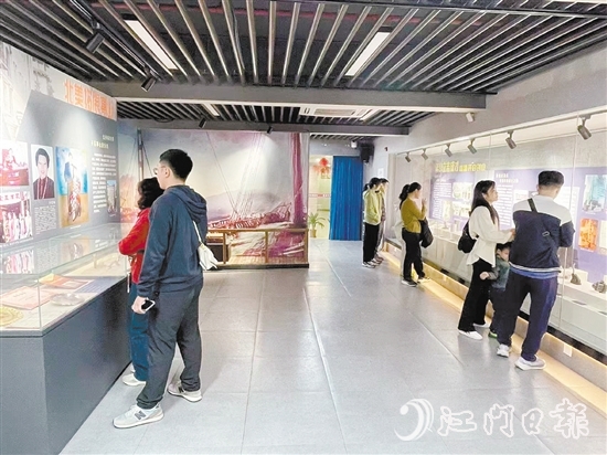 爱国侨领余铨针生平事迹展吸引不少市民、游客前来观展。