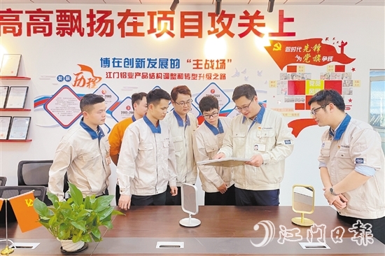 企业党员职工带头开展研发攻坚。 企业党员职工带头开展研发攻坚。