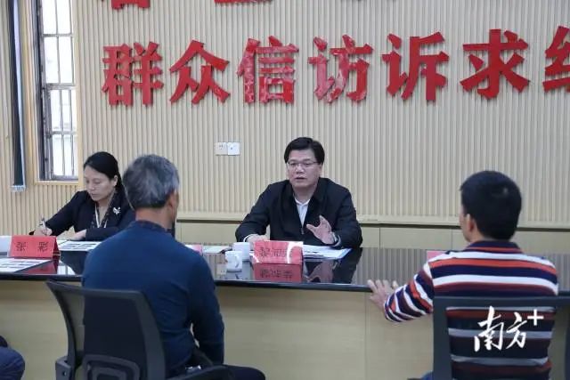 黎沛荣走进君堂镇信访超市开展接访活动。 图片