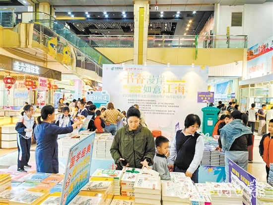 学生和家长正在选购图书。 学生和家长正在选购图书。