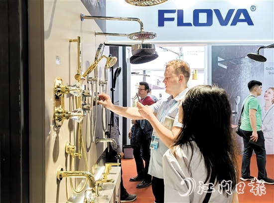 在第135届广交会上,水口水暖卫浴产品吸引众多国内外客商前来参观、洽谈。 在第135届广交会上,水口水暖卫浴产品吸引众多国内外客商前来参观、洽谈。