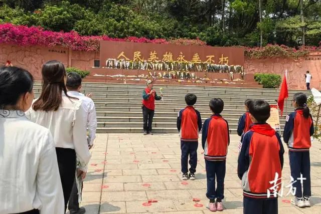 江门市启明小学邀请老兵为师生讲述战友浴血奋战的英雄事迹。 图片