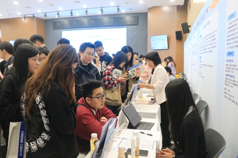 企业招聘现场（蔡昭璐摄）.jpg