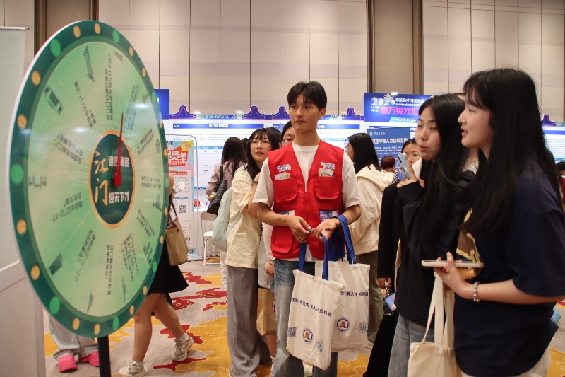 【长沙站】初识江门游戏转盘吸引众多青年学子参与.jpg