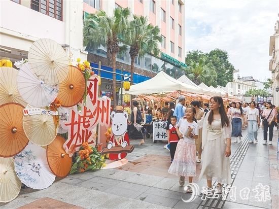 冈州墟非遗市集精彩不断,现场人潮涌动。 冈州墟非遗市集精彩不断,现场人潮涌动。