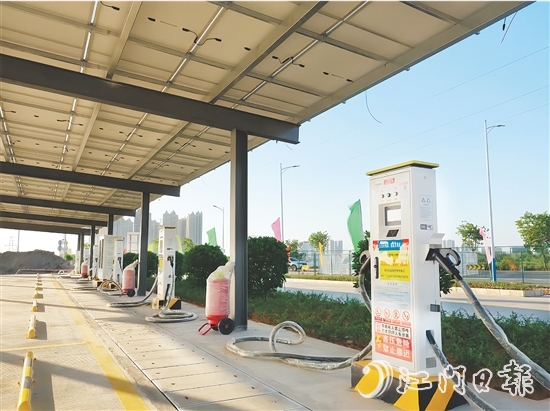 目前，开平市公有投资控股集团有限公司已建成13座公共充电站、1座公交车专用充电站，共配备直流快充充电枪306支、交流充电桩8台。