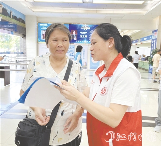 党员志愿者为老年人提供全流程“暖心陪伴”服务。