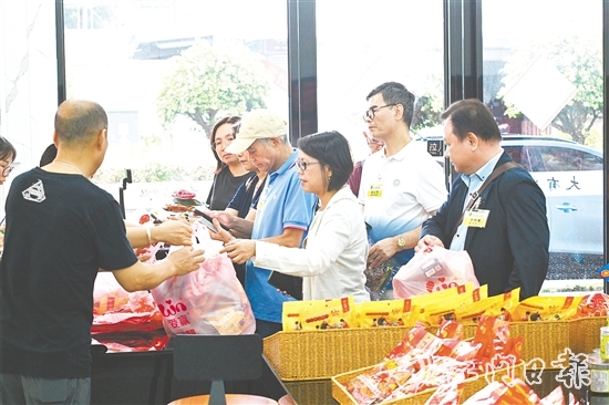 澳门乡亲排队买家乡特色糖果当手信。