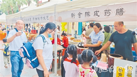 市民、游客现场“打卡”《三餐四季》同款新会陈皮药膳美食。