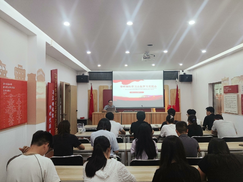 图3：青年理论小组进行学习研讨.jpg