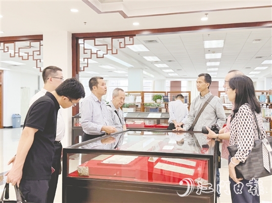 台山有关代表参观暨南大学图书馆六楼的世界华侨华人文献馆。