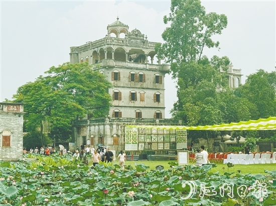 ▲当天，不少市民、游客到自力村景区游玩，在赏碉楼的同时参与嘉年华的各项活动。