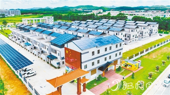 走进址山镇莲珠新村，传统的农村建筑经过“光伏+”改造后，充满科技感。