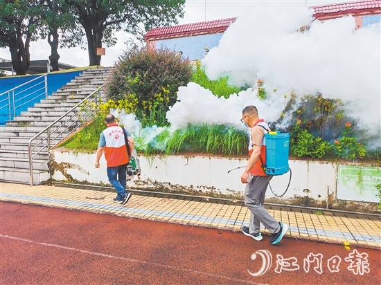 行动中,志愿者分工协作,清理蚊虫孳生地,开展消杀工作。 行动中,志愿者分工协作,清理蚊虫孳生地,开展消杀工作。