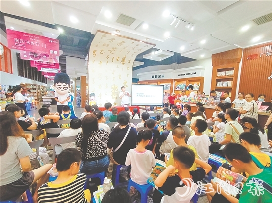 在新会新华书店举办的《开心锤锤趣味百科》名家分享会吸引大批读者参加。 在新会新华书店举办的《开心锤锤趣味百科》名家分享会吸引大批读者参加。