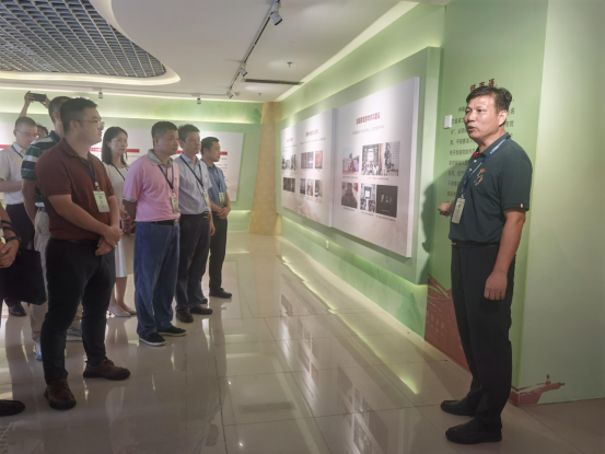 250821江门市自然资源局组织党员干部到市廉政法治教育基地开展警示教育 (3).png