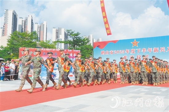 新兵们精神抖擞。 新兵们精神抖擞。