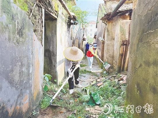 连日来,党员干部深入恩城街道清除卫生死角,开展防蚊灭蚊行动。 连日来,党员干部深入恩城街道清除卫生死角,开展防蚊灭蚊行动。