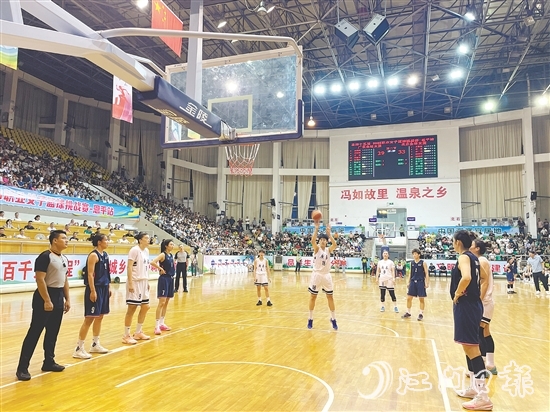 广东女篮（白色球衣）与北京女篮展开对决，为球迷献上一场体育盛宴。