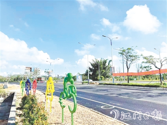 色彩明快的“骑行人”雕塑亮相，动感十足的造型成为城市入口的吸睛风景。