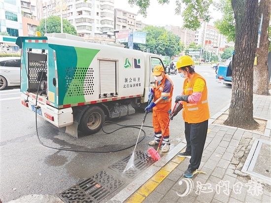 新会城管部门通过“清洗+清淤+冲洗+消杀”组合拳，消除隐匿在地下的蚊虫孳生地。