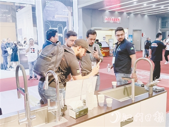 “咖啡龙头”吸引外国客商围观。