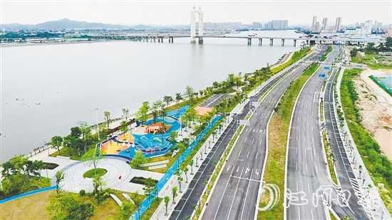 开平市对沿江景观进行系统性提质升级，致力于为市民打造“四季有花、步移景异”的高品质滨水空间。