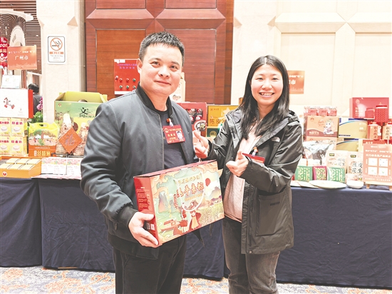 卢子策(左)热情推介家乡特色农产品。 卢子策(左)热情推介家乡特色农产品。