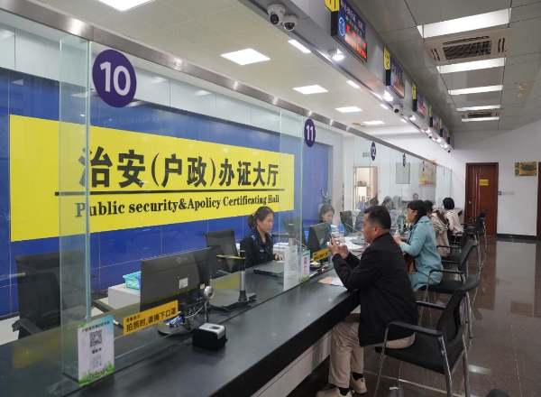 贴心！他们上门为 93 岁老人办证