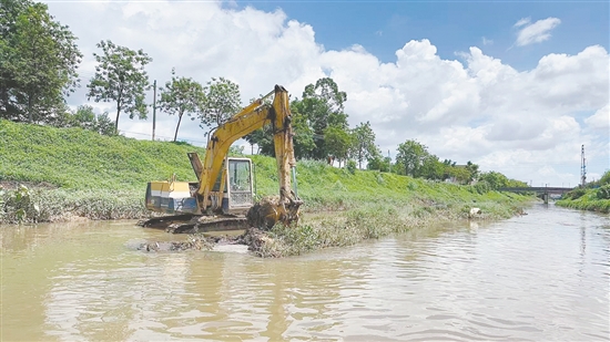 疏通水塘河道,保障春耕生产。 疏通水塘河道,保障春耕生产。