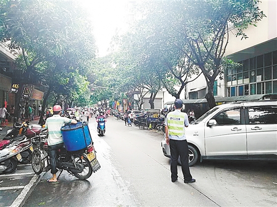 蓬江交警已加强对育德市场周边整治，使车辆有序停放。