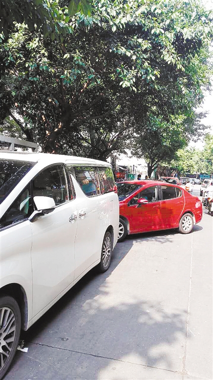 育德市场周边整改前存在车辆乱停放现象。