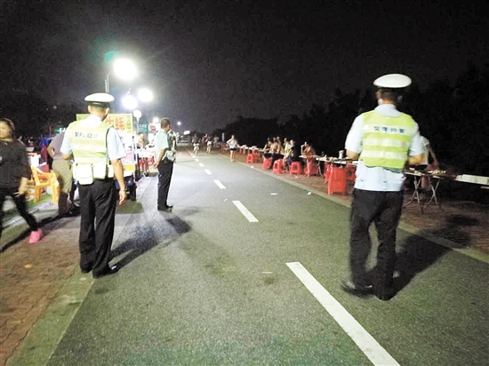 昨晚，联合执法组开展现场执法。