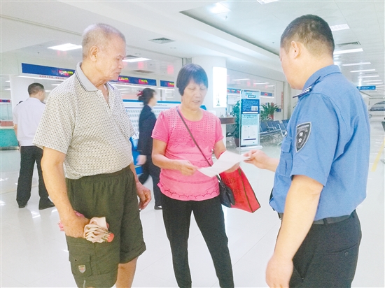 在市行政服务中心，国税工作人员看见市民前来，便主动上前询问情况，提供帮助。郭永乐