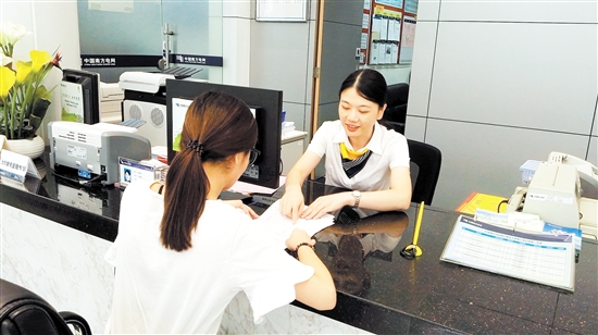 供电工作人员引导客户填写表格。